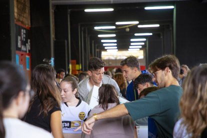 Pepelu y Hugo Duro realizando labores en la recogida de alimentos en MEstalla