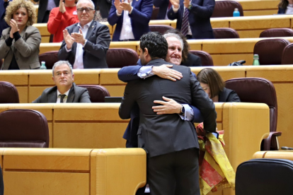 Los senadores Juan Antonio Sagredo (PSOE) y Gerardo Camps (PP) se abrazan en el Senado.