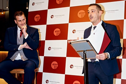 Javier Guerrero (izq.) junto al ex concursante de Master Chef y taxista, Sergio Domínguez.