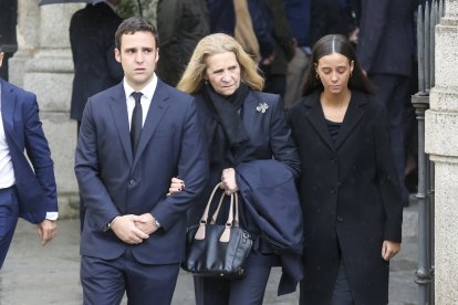 La Infanta Elena, Victoria Federica y Felipe Juan Froilan Marichalar, este abril en Madrid.