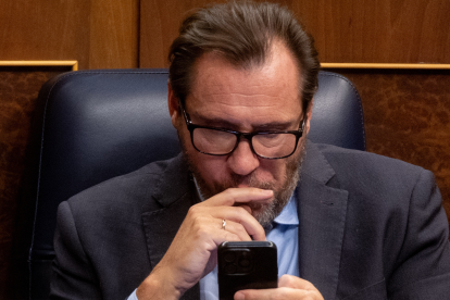 El ministro de Transportes, Óscar Puente, con el móvil en el Congreso de los Diputados.