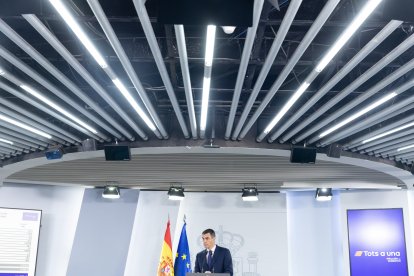 (Foto de ARCHIVO)
El presidente del Gobierno, Pedro Sánchez, durante una rueda de prensa posterior a la reunión del Consejo de Ministros, en el Palacio de La Moncloa, a 11 de noviembre de 2024, en Madrid (España). El Consejo de Ministros ha aprobado un conjunto de medidas laborales para los trabajadores afectados por la DANA. Este paquete de medidas es el segundo que adopta el Gobierno. Este escudo laboral', que tendrá efectos retroactivos desde el 29 de octubre, estará integrado por diversas medidas, como los Expedientes de Regulación Temporal de Empleo (ERTE) por fuerza mayor o por causas económicas, técnicas, organizativas o de producción (ETOP), a los que podrán acogerse empresas radicadas en las zonas sacudidas por la DANA pero también aquellas que justifiquen que su actividad se ha visto afectada por el temporal.

Eduardo Parra / Europa Press
11 NOVIEMBRE 2024;CONSEJO DE MINISTROS;GOBIERNO;AYUDAS;DANA
11/11/2024