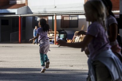 Varios niños vuelven a las clases en el Colegio de Amparo Albau