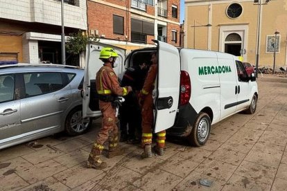 Empleados de Mercadona atienden las zonas afectadas por la DANA