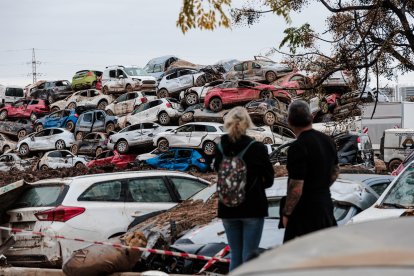 Coches amontonados en una zona afectada por la DANA, a 16 de noviembre de 2024, en Sedaví.