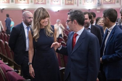 El ministro Félix Bolaños conversa con la mujer de Pedro Sánchez, Begoña Gómez.