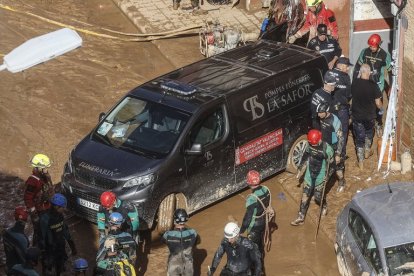 Vehículo funerario en una zona afectada por la DANA