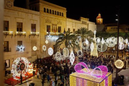 Elche, con el alumbrado navideño en imagen de archivo