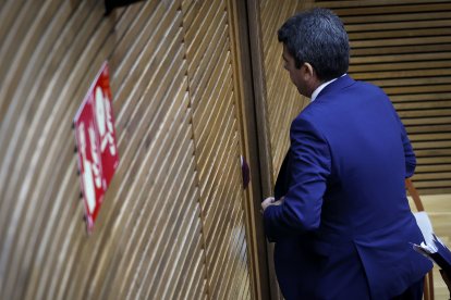 Carlos Mazón saliendo del hemiciclo de Les Corts