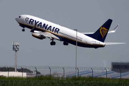 (Foto de ARCHIVO)
Un Boeing 737 de Ryanair despegando del aeropuerto de Berlín.
Photo: Soeren Stache/dpa
22/5/2023 ONLY FOR USE IN SPAIN