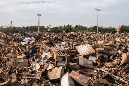Montaña de basura y desechos en el campo de fútbol de Alfafar tras el paso de la DANA, 8 de noviembre de 2024