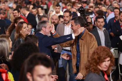 El presidente del Gobierno y secretario general, Pedro Sánchez (d), saluda al secretario general del PSOE-A, Juan Espadas (i), durante la inauguración del 41º Congreso Federal del PSOE en el Palacio de Congresos y Exposiciones, a 30 de noviembre de 2024 en Sevilla (Andalucía, España). El PSOE inaugura su 41 Congreso Federal en el que el partido cerrará filas y se volcará en apoyar a su líder, el presidente del Gobierno y secretario general, Pedro Sánchez.
Rocío Ruz / Europa Press
30/11/2024