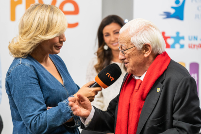 El presidente y fundador de Mensajeros de la Paz, el Padre Ángel, entrevistado por RTVE.