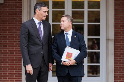 El presidente del Gobierno, Pedro Sánchez, recibe el presidente de Castilla-La Mancha, Emiliano García-Page.