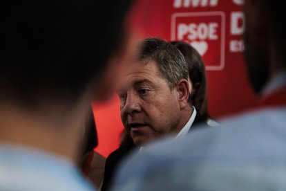 El presidente de Castilla-La Mancha, Emiliano García-Page, a su salida de una reunión del Comité Federal del PSOE.