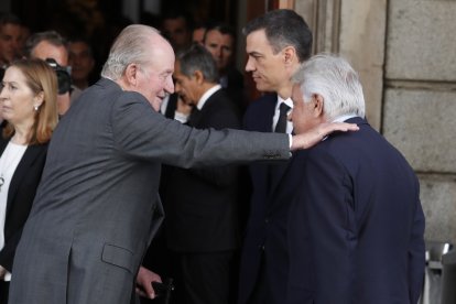 Juan Carlos I, Pedro Sánchez y Felipe González durante el funeral de Alfredo Pérez Rubalcaba en 2019.