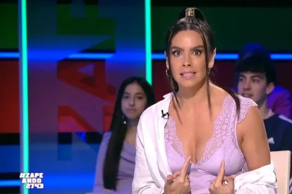 Cristina Pedroche y los clásicos imprevistos de última hora: otra tradición como la de su vestido de las Campanadas.