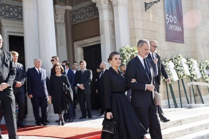 Los reyes Felipe VI y Letizia en un funeral