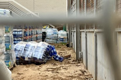 Palets de agua abandonados en Sedaví