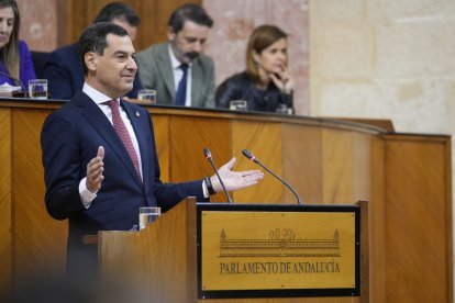 El presidente de la Junta de Andalucía, Juanma Moreno, durante su intervención en el Debate sobre el Estado de la Comunidad.
