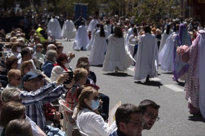 Varias personas participan en el desfile del Domingo de Resurrección de la Semana Santa Marinera de Valencia