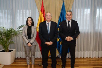 De izquieda a derecha: la secretaria de Estado de Industria, Rebeca Torró; el ministro de Industria y Turismo, Jordi Hereu y el presidente de la Asociación Nacional de Fabricantes de Automóviles, Josep María Recasens.