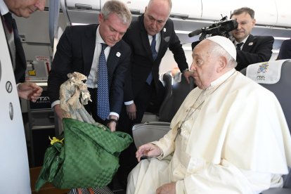 EL Papa Francisco recibiendo una estatua afectada por la DANA