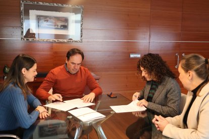 Momento de la firma del convenio con las AMPAS