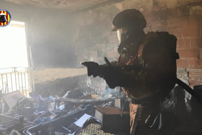 Bomberos extinguen el incendio de una vivienda en Catarroja