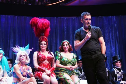 El actor y director Antonio Banderas junto a los actores del musical 'Gypsy'.