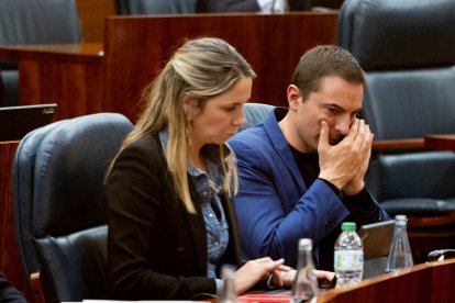 La diputada del PSOE en la Asamblea, Mar Espinar, y el exsecretario general del PSOE-M Juan Lobato.