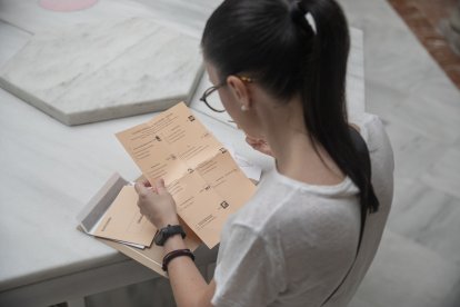 Una mujer votando por correo las elecciones del 23J un día antes de que se acabe el plazo