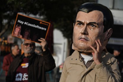 Manifestantes en contra de Pedro Sánchez llevan un 'cabezón' que lo representa