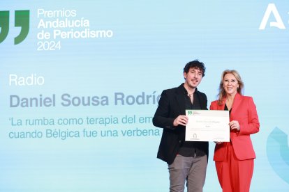 El periodista, Daniel Sousa Rodríguez y la consejera de economía de la Junta de Andalucía, Carolina España.