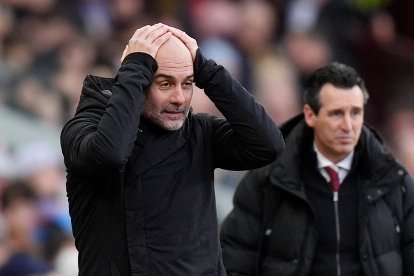 Pep Guardiola y Unai Emery de fondo.