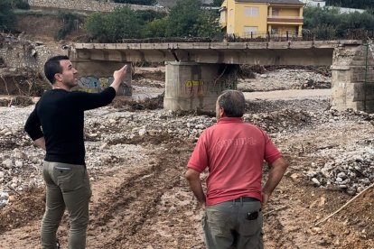 Vicent Mompó, ante uno de los 26 puentes que la Diputación de Valencia está reconstruyendo por la dana