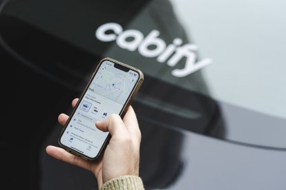 Cliente solicitando un servicio de Cabify a través de su aplicación en el teléfono movil.