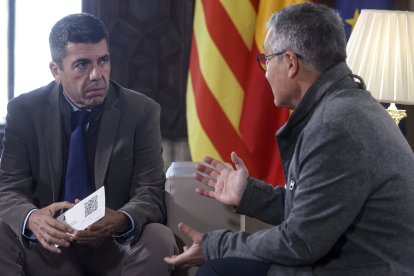 El president de la Generalitat, Carlos Mazón, recibe el informe de fiscalización de la Cuenta General de la Generalitat correspondiente a 2023, por parte de el síndic major de la Sindicatura de Comptes, Vicent Cucarella