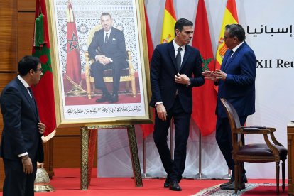 Pedro Sánchez en Marruecos ante un cuadro de Mohamed VI