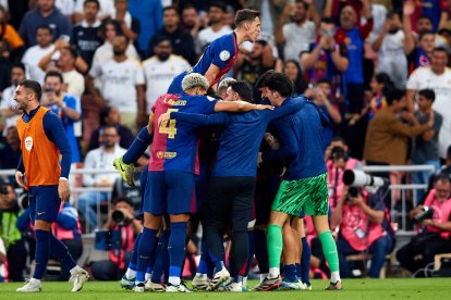 Los jugadores del Barcelona celebran uno de sus goles al Madrid