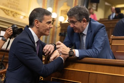 El presidente del Gobierno, Pedro Sánchez y el portavoz del PSOE en el Congreso, Patxi López.