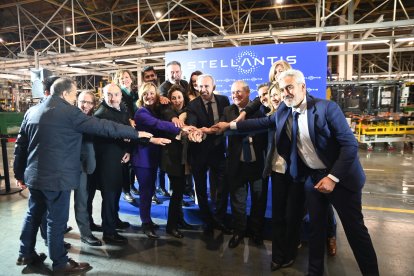 Jorge Azcón junto a los ministros Jordi Hereu y Pilar Alegría en la presentación de la gigafactoría de Stellantis y CTLA en Figueruelas, Zaragoza.