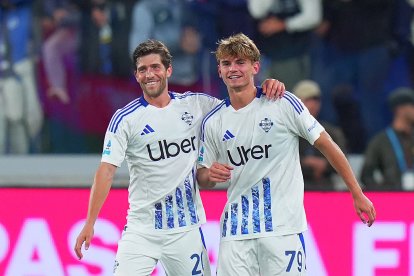 Sergi Roberto y Nico Paz con el Como.