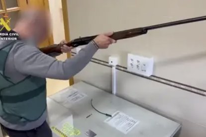 Agente de Guardia Civil con la escopeta del suceso
