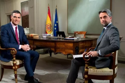 Pedro Sánchez y Carlos Franganillo, en una imagen de archivo, cuando el presentador estaba en el Telediario de TVE.