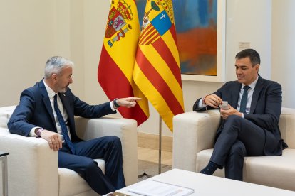 Jorge Azcón durante una reunión con Pedro Sánchez.