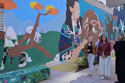 María José Catalá visita el mural de la plaza de Sor Guillermina