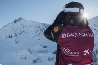Esquiador mirando las montañas en Baqueira Beret