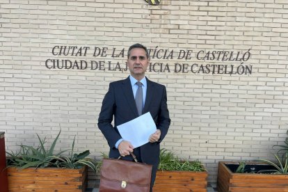 Antonio Ortolá en las puertas de la Ciudad de la Justicia