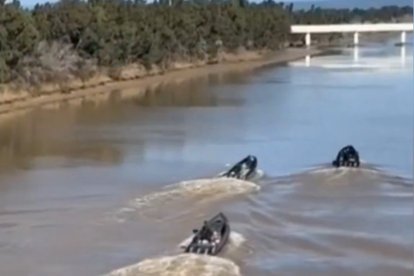 Narcolanchas remontando el río Guadalquivir en Sevilla Capital.